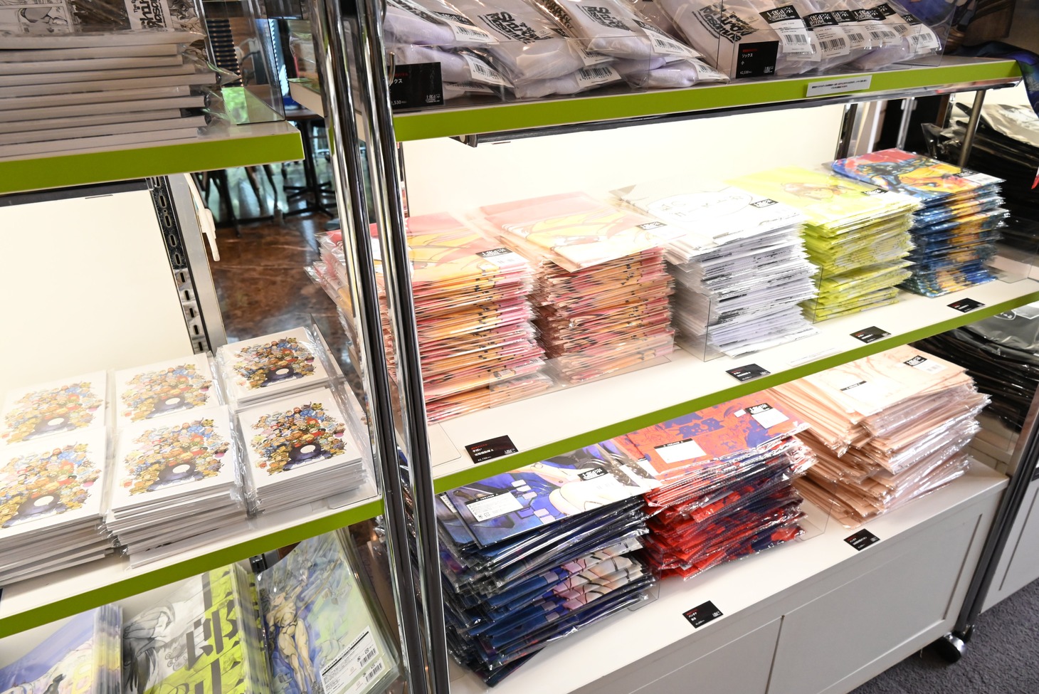 「士郎正宗の世界展～『攻殻機動隊』と創造の軌跡～」の物販コーナー。