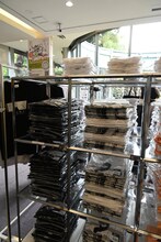 「士郎正宗の世界展～『攻殻機動隊』と創造の軌跡～」の物販コーナー。