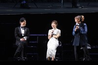 左から小山力也、山崎和佳奈、高山みなみ