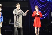 左から山田孝之、山下美月
