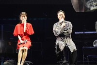 左から山田孝之、山下美月