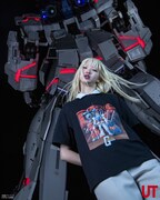 UTで販売される「機動戦士ガンダム」シリーズの45周年を記念したTシャツコレクションの着用イメージ