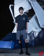 UTで販売される「機動戦士ガンダム」シリーズの45周年を記念したTシャツコレクションの着用イメージ