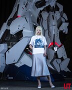 UTで販売される「機動戦士ガンダム」シリーズの45周年を記念したTシャツコレクションの着用イメージ