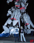 UTで販売される「機動戦士ガンダム」シリーズの45周年を記念したTシャツコレクションの着用イメージ