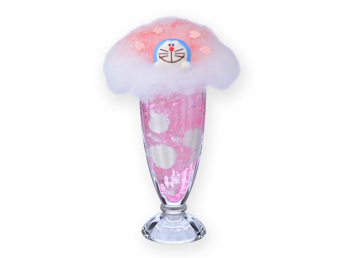ドラえもんのマシュマロをトッピングした「もくもく雲のさくら色クリームソーダ」