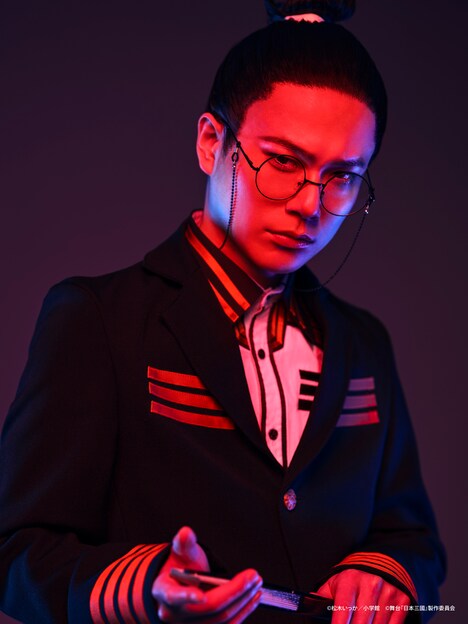 平野良扮する賀来泰明。