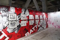 「少年ジャンプ＋展 JUMP PLUS 10TH ANNIVERSARY」より、バトルシーンを集めた「ジャンプ＋バトルウォール」(c)少年ジャンプ＋10周年/集英社