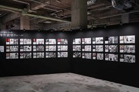 「少年ジャンプ＋展 JUMP PLUS 10TH ANNIVERSARY」より「ジャンプ＋傑作読切ウォール」(c)少年ジャンプ＋10周年/集英社