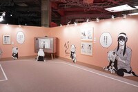 「少年ジャンプ＋展 JUMP PLUS 10TH ANNIVERSARY」より「SPY×FAMILY」エリア (c)少年ジャンプ＋10周年/集英社