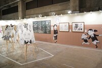 「少年ジャンプ＋展 JUMP PLUS 10TH ANNIVERSARY」より「SPY×FAMILY」エリア (c)少年ジャンプ＋10周年/集英社