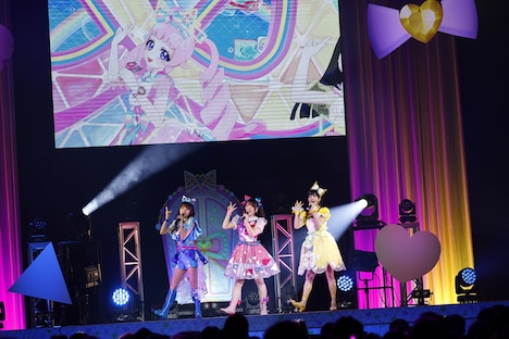 シークレットフレンズ∞。左から星川みつき役の平塚紗依、青空ひまり役の藤寺美徳、鈴風つむぎ役の久保ユリカ