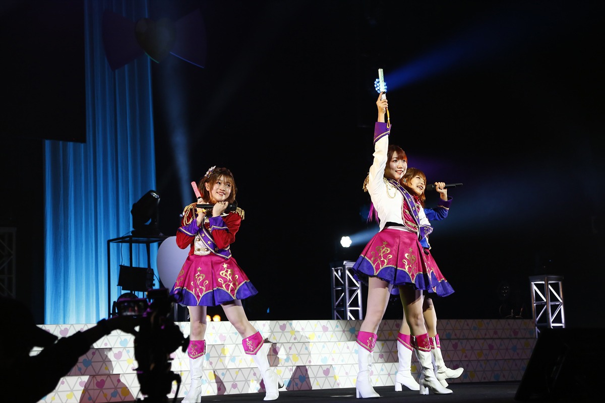 DressingPafé。左からレオナ・ウェスト役の若井友希、東堂シオン役の山北早紀、ドロシー・ウェスト役の澁谷梓希