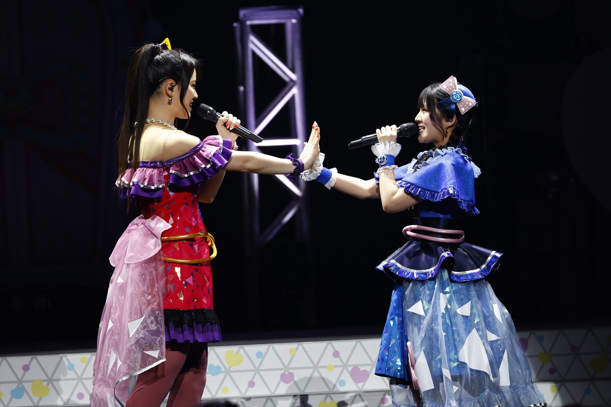 ルビー＝ラズリ。左から一条寺サクラ役の日比優理香、二階堂タマキ役の鈴木杏奈