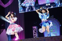 左から青空ひまり役の藤寺美徳、星川みつき役の平塚紗依