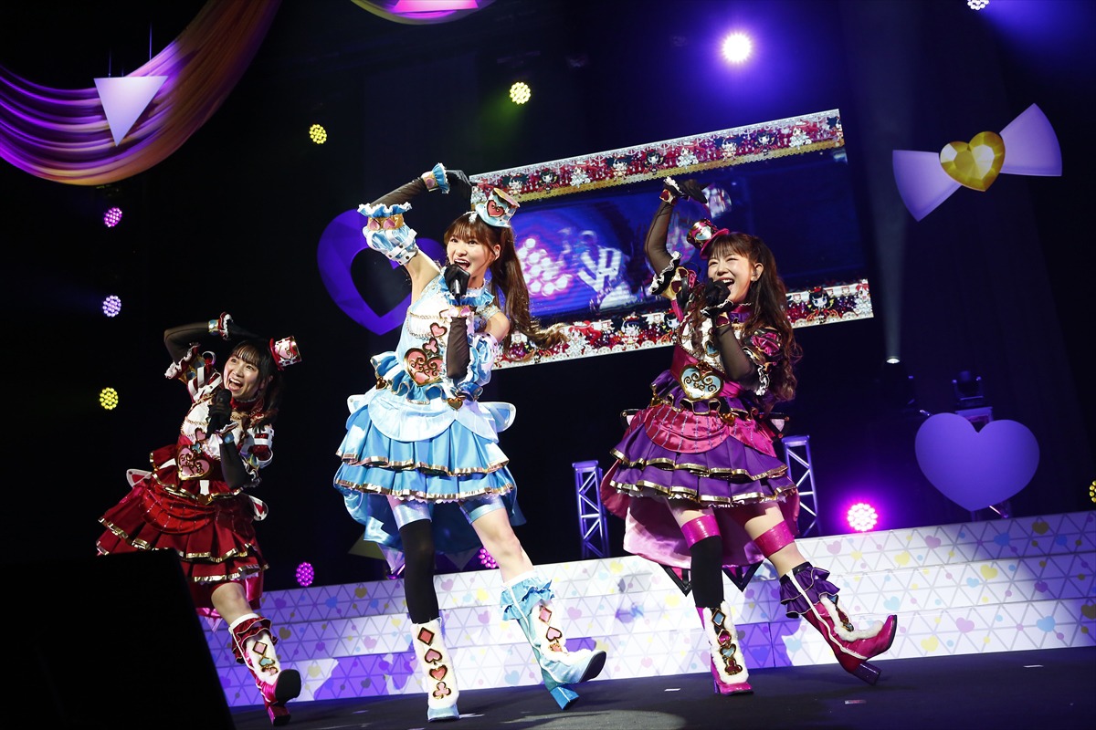 Gaarmageddon。左からガァルル役の真田アサミ、白玉みかん役の渡部優衣、黒須あろま役の牧野由依