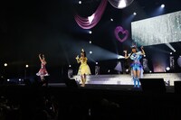 シークレットフレンズ∞。左から青空ひまり役の藤寺美徳、鈴風つむぎ役の久保ユリカ、星川みつき役の平塚紗依