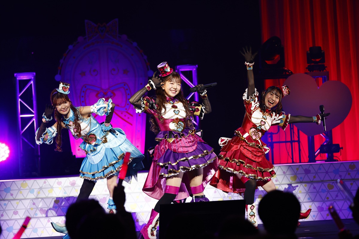 Gaarmageddon。左から白玉みかん役の渡部優衣、黒須あろま役の牧野由依、ガァルル役の真田アサミ