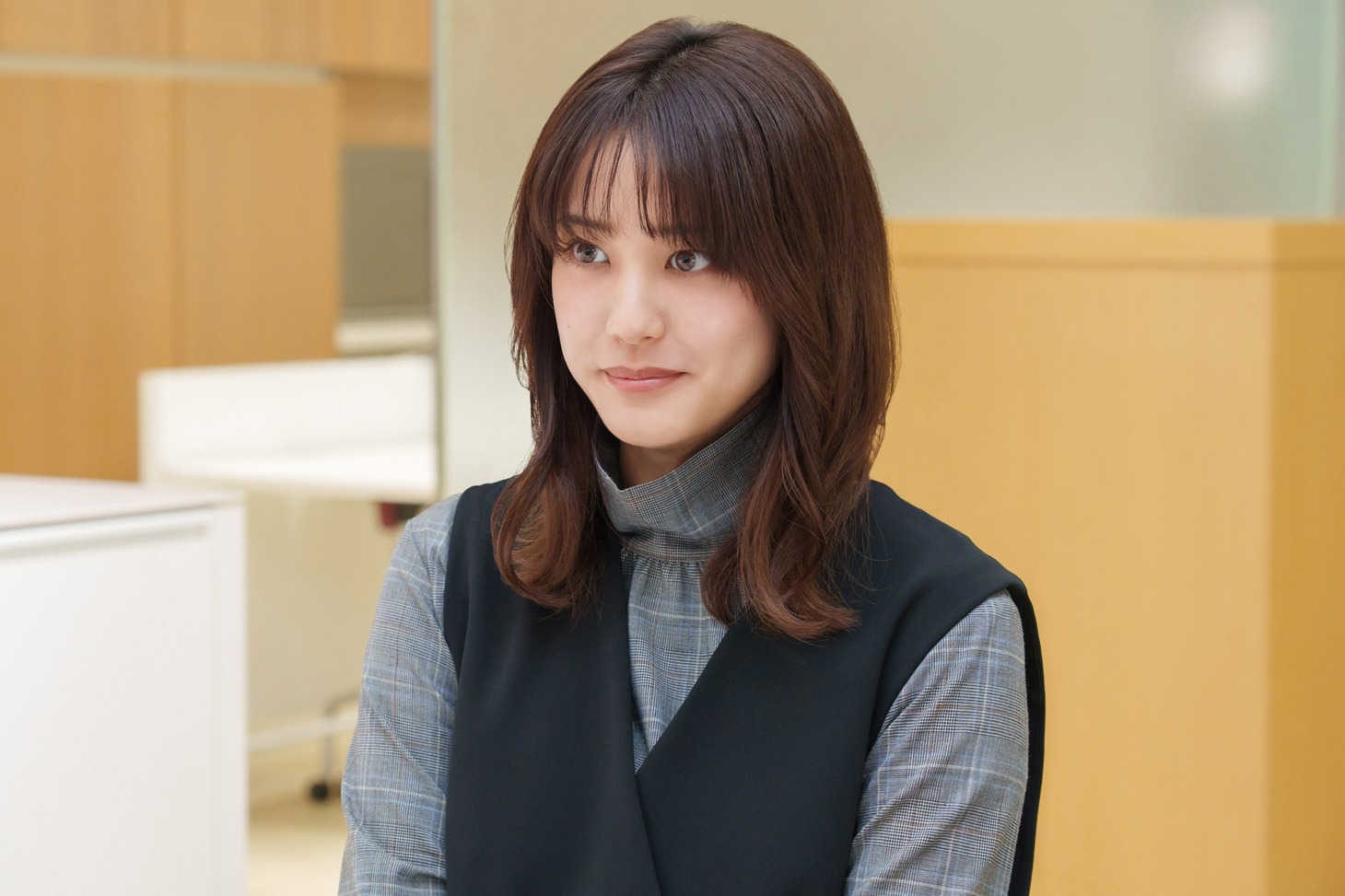 山崎紘菜扮する堀田 (c)練馬ジム | LINEマンガ・2025 映画「おっパン」製作委員会