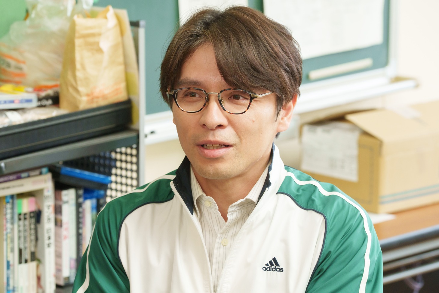 赤ペン瀧川扮する野球部の顧問 (c)練馬ジム | LINEマンガ・2025 映画「おっパン」製作委員会