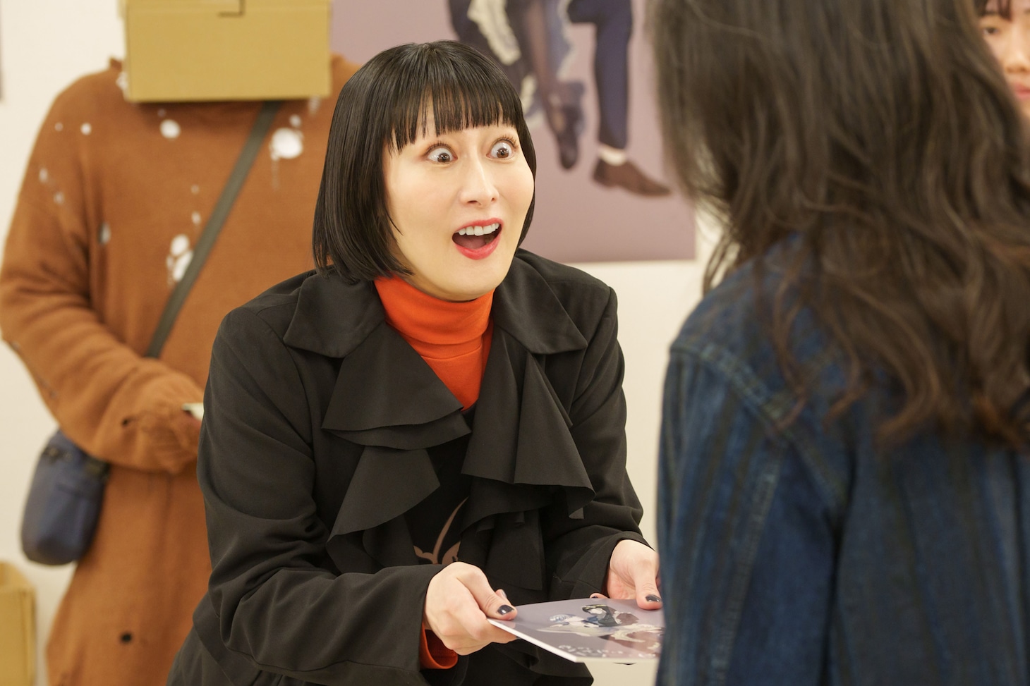 鳥居みゆき扮する売り場の主 (c)練馬ジム | LINEマンガ・2025 映画「おっパン」製作委員会