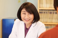 松下由樹扮する五十嵐美穂子 (c)練馬ジム | LINEマンガ・2025 映画「おっパン」製作委員会