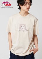 「タバコ・・・逆さだぜ｜Tシャツ」 (c)荒木飛呂彦／集英社・ジョジョの奇妙な冒険製作委員会