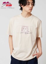 「タバコ・・・逆さだぜ｜Tシャツ」 (c)荒木飛呂彦／集英社・ジョジョの奇妙な冒険製作委員会