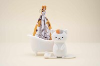 「ニャンコ先生おくるみマルチクロス」とヘチャムクレのぬいぐるみ