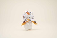 「ニャンコ先生おくるみマルチクロス」とヘチャムクレのぬいぐるみ