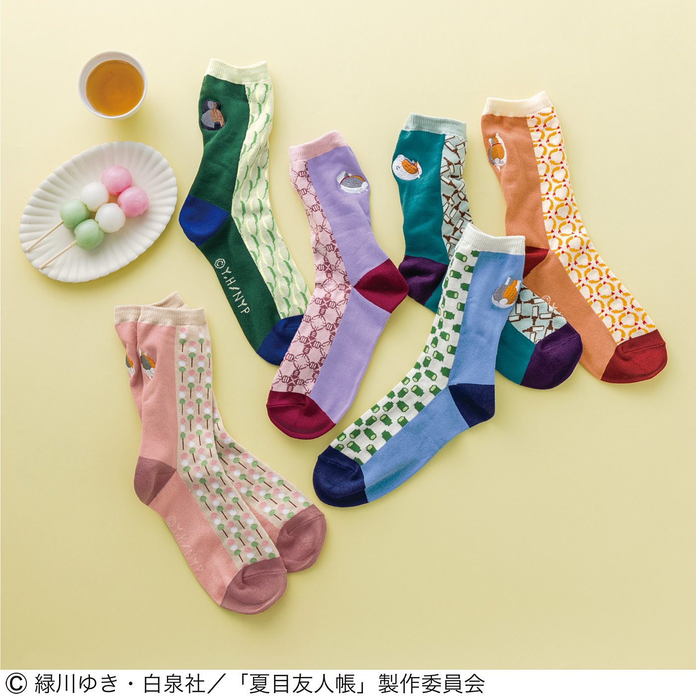 「ニャンコ先生の好物文様　ワンポイント刺しゅう靴下」