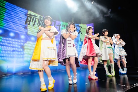 「『前橋ウィッチーズ』ライブ ～貴方が望むならOPEN～ Chapter1」の様子。左から三波春香、咲川ひなの、春日さくら、本村玲奈、百瀬帆南 （撮影：曽我美芽）