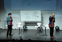 沖縄旅行中に島本和彦（左）から電話を受けた際の様子を話す藤田和日郎（右）