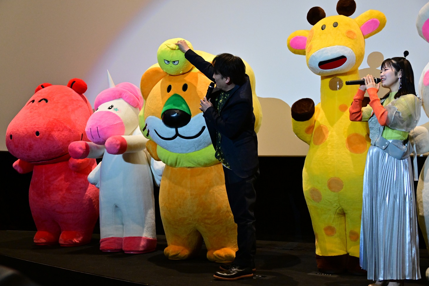 ゴッチャンのぬいぐるみををらいおんくんの頭に乗せる関智一