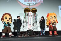 くす玉でリバイバル上映の開始をお祝い