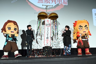 くす玉でリバイバル上映の開始をお祝い