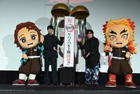 「劇場版『鬼滅の刃』無限列車編」のリバイバル上映を記念した舞台挨拶の様子。左から竈門炭治郎の着ぐるみ、花江夏樹、日野聡、煉獄杏寿郎の着ぐるみ