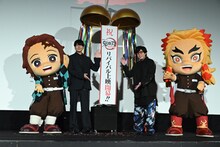 「劇場版『鬼滅の刃』無限列車編」のリバイバル上映を記念した舞台挨拶の様子。左から竈門炭治郎の着ぐるみ、花江夏樹、日野聡、煉獄杏寿郎の着ぐるみ