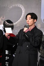 荒木飛呂彦のコメントを読み上げる高橋一生