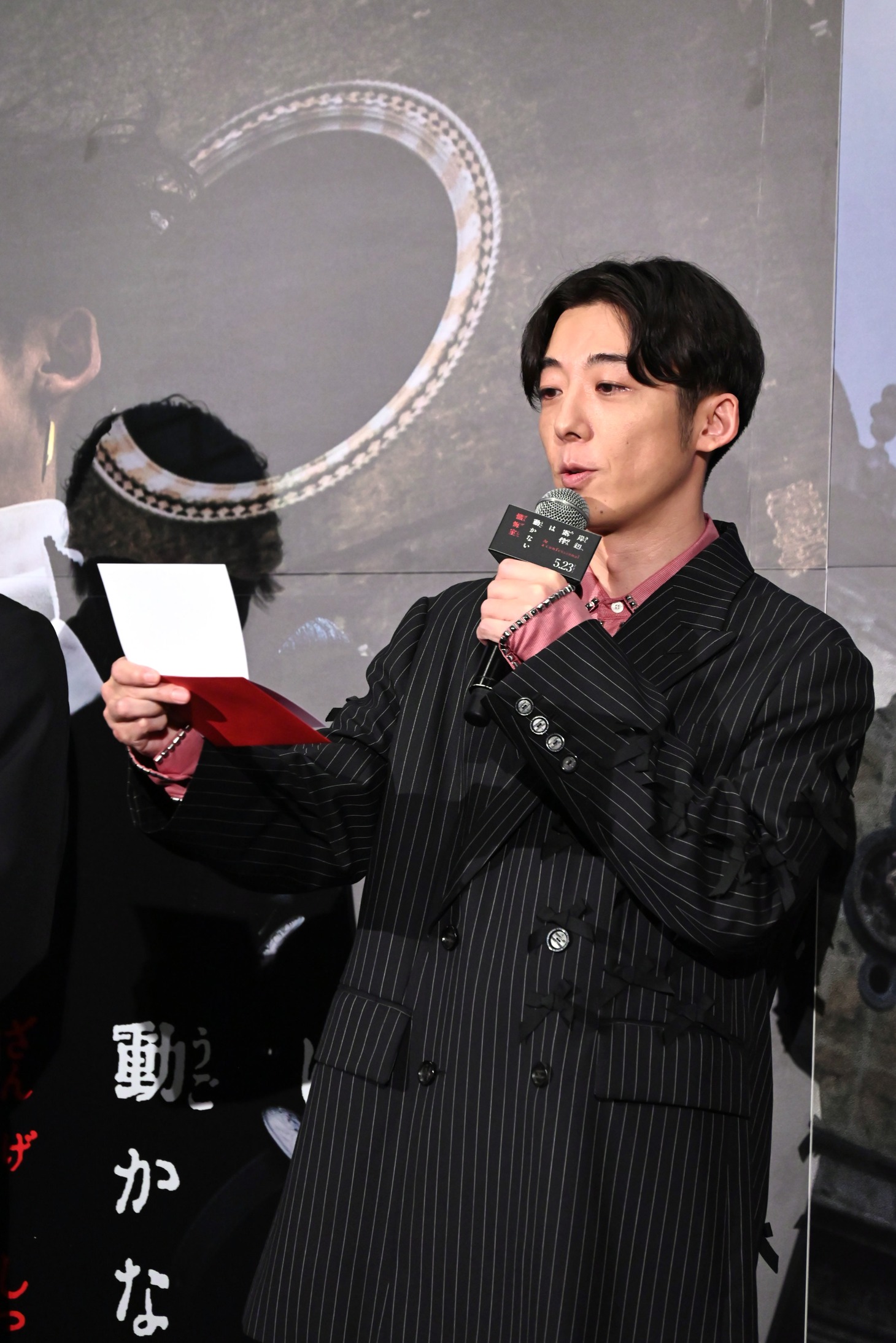 荒木飛呂彦のコメントを読み上げる高橋一生