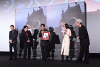 荒木飛呂彦の描き下ろしイラストを見ようとする登壇者たち