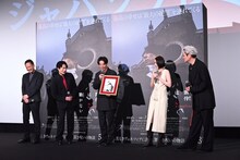 荒木飛呂彦の描き下ろしイラストを見ようとする登壇者たち