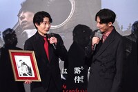 左から戸次重幸、高橋一生