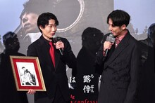 左から戸次重幸、高橋一生