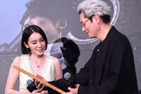 左から飯豊まりえ、井浦新