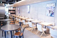 「ベツコミ55thコラボ！×Cafe Lish」の店内の様子