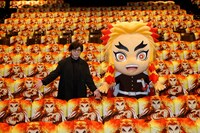 煉󠄁獄杏寿郎カバーのシートで埋め尽くされた劇場内に立つ日野聡と煉󠄁獄杏寿郎