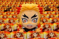 煉󠄁獄杏寿郎カバーのシートで埋め尽くされた劇場内に立つ煉󠄁獄杏寿郎