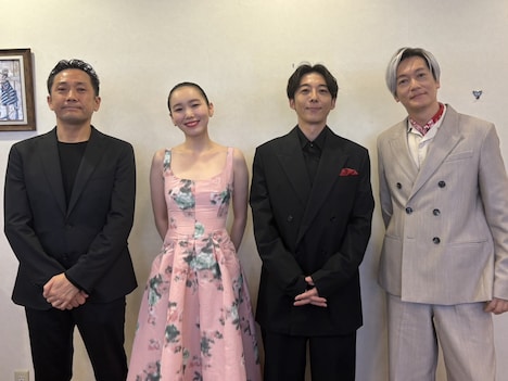 左から渡辺一貴監督、飯豊まりえ、高橋一生、井浦新