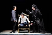 2020年舞台写真。左から夜神月役の村井良大、L役の髙橋颯、死神リューク役の横田栄司 (c)大場つぐみ・小畑健／集英社